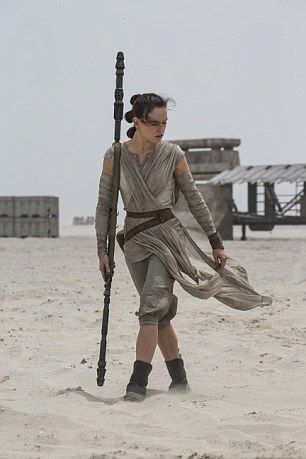 Rey diperankan oleh Daisy Ridley membawakan karakter wanita tangguh